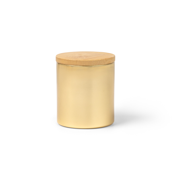 La vela aromática está contenida en un elegante recipiente MARIS de aluminio y bambú
