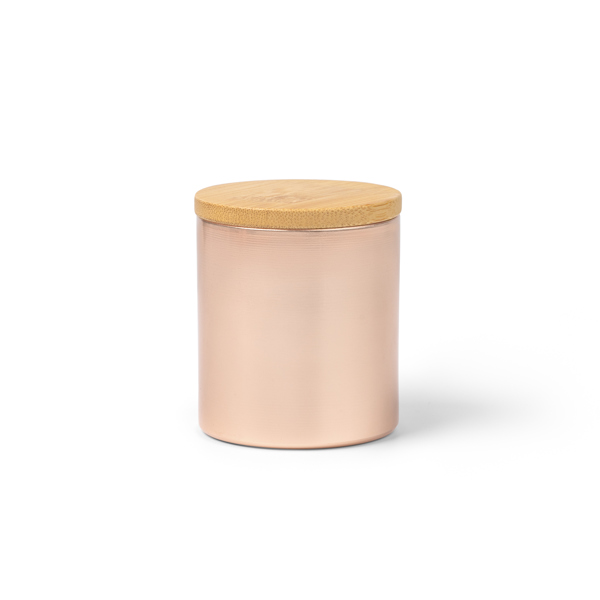 La vela aromática está contenida en un elegante recipiente MARIS de aluminio y bambú